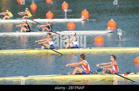 Shunyi; CHINA.; Frauenpaar Repechage, GBR W2-, Bow, Louisa REEVE und Olivia WHITLAM, gehen von Beginn an weg - [kommen als zweite, um sich für das Sat-Finale zu qualifizieren]. Bei der olympischen Regatta 2008; Shunyi Rowing Course. Dienstag, 12.08.2008; 'Mandatory Credit: Peter SPURRIER, Intersport Images' Stockfoto