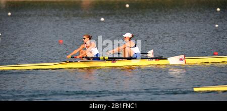 Shunyi; CHINA.; Frauenpaar Repechage, GBR W2-, Bow, Louisa REEVE und Olivia WHITLAM, [auf dem zweiten Platz, um sich für das Sat-Finale zu qualifizieren]. Bei der olympischen Regatta 2008; Shunyi Ruder-Kurs. Dienstag, 12.08.2008; 'Mandatory Credit: Peter SPURRIER, Intersport Images' Stockfoto