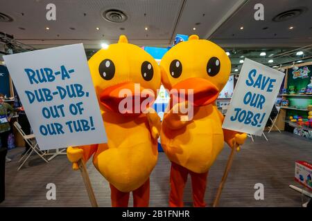 "Out of Work"-Gummiduckies protestieren am Sonntag, 23. Februar 2020 auf dem "Blockaroos"-Stand auf der 117. North American International Toy Fair im Jacob Javits Convention Center in New York. Die Enten protestierten gegen ihren Ersatz in Bädern durch die Blockaroo-Spielzeuge. Allein in den USA erwirtschaftet die Spielwarenindustrie über 26 Milliarden Dollar und die Toy Fair ist die größte Spielzeugmesse der westlichen Hemisphäre. (© Richard B. Levine) Stockfoto