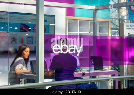 EBay Stand auf der 117. North American International Toy Fair im Jacob Javits Convention Center in New York am Sonntag, 23. Februar 2020. Die viertägige Messe mit über 1000 Ausstellern verbindet Käufer und Verkäufer und zieht Zehntausende von Teilnehmern an. Allein in den USA erwirtschaftet die Spielwarenindustrie über 26 Milliarden Dollar und die Toy Fair ist die größte Spielzeugmesse der westlichen Hemisphäre. (© Richard B. Levine) Stockfoto