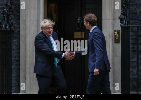 Downing Street London, Großbritannien. Februar 2020. Der britische Premierminister Boris Johnson grüßt heute Nachmittag den österreichischen Bundeskanzler und Staatschef Sebastian kurz vor Nummer 10 in der Downing Street. Kredit: Imageplotter/Alamy Live News Stockfoto