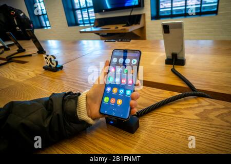 Besucher des Showrooms Samsung 837 im Meatpacking District in New York bewundern das Samsung Galaxy S20 Smartphone am Samstag, 22. Februar 2020. (© Richard B. Levine) Stockfoto