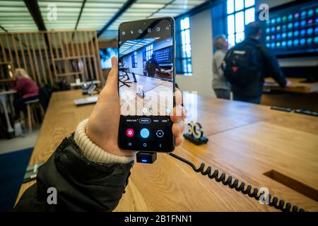 Besucher des Showrooms Samsung 837 im Meatpacking District in New York bewundern das Samsung Galaxy S20 Smartphone am Samstag, 22. Februar 2020. (© Richard B. Levine) Stockfoto