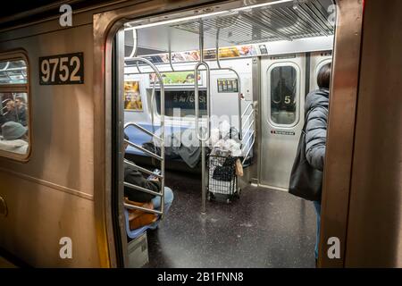 Ein Obdachloser schläft am Samstag, 22. Februar 2020, in einem U-Bahn-Zug in New York. (© Richard B. Levine) Stockfoto