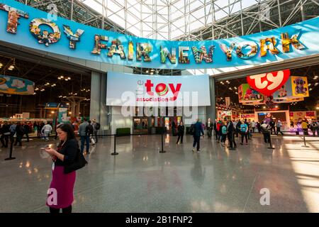 117. Nordamerikanische Internationale Spielwarenmesse im Jacob Javits Convention Center in New York am Sonntag, 23. Februar 2020. Die viertägige Messe mit über 1000 Ausstellern verbindet Käufer und Verkäufer und zieht Zehntausende von Teilnehmern an. Allein in den USA erwirtschaftet die Spielwarenindustrie über 26 Milliarden Dollar und die Toy Fair ist die größte Spielzeugmesse der westlichen Hemisphäre. (© Richard B. Levine) Stockfoto