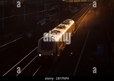 Cross-Rountry-Züge der Klasse 220 voyager fahren am Meadowhall Interchange, Sheffield Glinting in der untergehenden Sonne vorbei Stockfoto