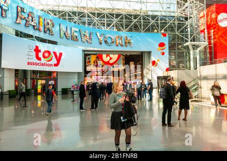 117. Nordamerikanische Internationale Spielwarenmesse im Jacob Javits Convention Center in New York am Sonntag, 23. Februar 2020. Die viertägige Messe mit über 1000 Ausstellern verbindet Käufer und Verkäufer und zieht Zehntausende von Teilnehmern an. Allein in den USA erwirtschaftet die Spielwarenindustrie über 26 Milliarden Dollar und die Toy Fair ist die größte Spielzeugmesse der westlichen Hemisphäre. (© Richard B. Levine) Stockfoto