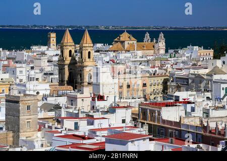 Cadiz - Luftbild der Dächer. Stockfoto
