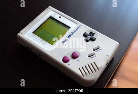 Kavala, Griechenland - 27. Oktober 2019: Nintendo Game Boy, Retro-Spielkonsole auf dem Tisch Stockfoto