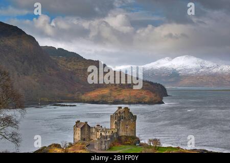 EILEAN DONAN CASTLE LOCH DUICH DORNIE SCOTLAND IM WINTER SCHNEEWOLKEN UND SCHNEE AUF DEN BERGEN Stockfoto