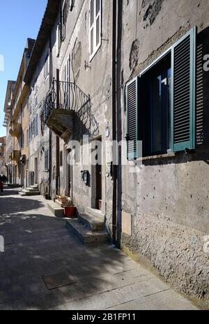 Gasse in der Altstadt Pitigliano Toskana Italien Stockfoto