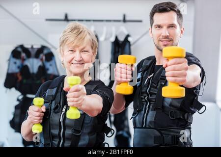 Passen Sie die Seniorin und den jungen Mann im ems Gym Stockfoto