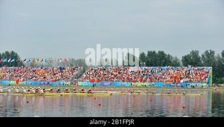 Shunyi, CHINA. USA W8+, Bow, CAFARO Erin, SHOOP Lindsay, Goodal Anna, LOGAN Elle, CUMMINS Anne, FRANCIA Susan, LIND Caroline, Stroke DAVIES Caryn und cox WHIPPLE Mary, mit dem Gewinn und der Feier der Silbermedaille, bei den Damen bei der olympischen Regatta 2008, Shunyi Rowing Course. 08.12.2008 [Pflichtgutschrift: Peter SPURRIER, Intersport Images] Stockfoto