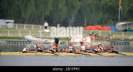 Shunyi, CHINA. USA W8+, Bow, CAFARO Erin, SHOOP Lindsay, Goodal Anna, LOGAN Elle, CUMMINS Anne, FRANCIA Susan, LIND Caroline, Stroke DAVIES Caryn und cox WHIPPLE Mary, mit dem Gewinn und der Feier der Silbermedaille, bei den Damen bei der olympischen Regatta 2008, Shunyi Rowing Course. 08.12.2008 [Pflichtgutschrift: Peter SPURRIER, Intersport Images] Stockfoto