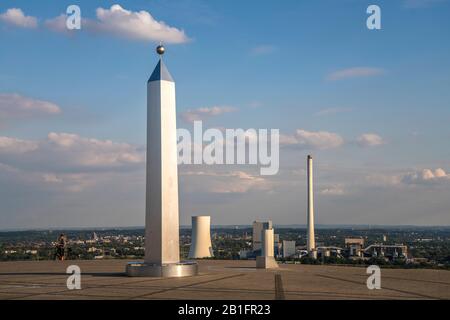 Obelisk und Sonnenuhr auf der Halde Hoheward in Herten, Ruhrgebiet, Nordrhein-Westfalen, Deutschland, Obelisk und Sonnenuhr auf Hoheward verderben Spitze i Stockfoto