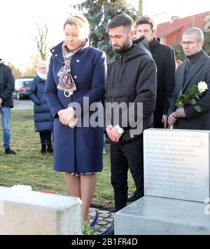 25. Februar 2020, Mecklenburg-Vorpommern, Rostock: Franziska Giffey (l, SPD), Bundesfamilienministerin, nimmt am Gedenken an den Todestag des NSU-Opfers Mehmet Turgut Teil. Neben ihr steht der Bruder des Opfers, Mustafa Turgut. Mehmet Turgut (25) wurde 2004 in einem Imbiss im Stadtteil Toitenwinkel von der sogenannten Nationalsozialistischen U-Bahn (NSU) erschossen. Foto: Bernd Wüstneck / dpa-Zentralbild / dpa Stockfoto