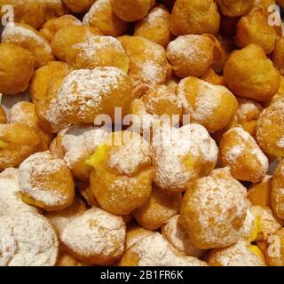 Flauschige Pfannkuchen mit Creme, typisch italienischem Dessert aus Karneval Stockfoto