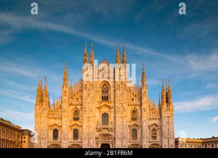 Mailänder Kathedrale bei Sonnenuntergang auf der Piazza del Duomo, Mailand, Lombardei, Italien Stockfoto