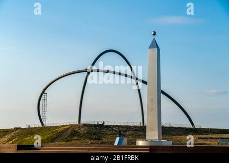 Sonnenuhr und Horizontobservatorium auf der Halde Hoheward in Herten, Ruhrgebiet, Nordrhein-Westfalen, Deutschland Skyline-Sternwarte und Sundi Stockfoto