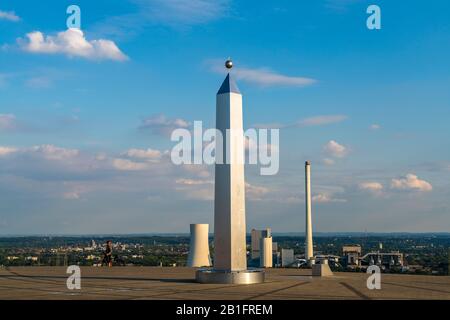 Obelisk und Sonnenuhr auf der Halde Hoheward in Herten, Ruhrgebiet, Nordrhein-Westfalen, Deutschland, Obelisk und Sonnenuhr auf Hoheward verderben Spitze i Stockfoto