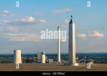 Obelisk und Sonnenuhr auf der Halde Hoheward in Herten, Ruhrgebiet, Nordrhein-Westfalen, Deutschland, Obelisk und Sonnenuhr auf Hoheward verderben Spitze i Stockfoto