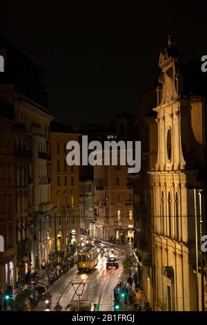 Ein Luftbild von Corso Magenta und San Maurizio al Monastero Maggiore in einer regnerischen Nacht in Mailand, der Lombardei, Italien und Europa Stockfoto