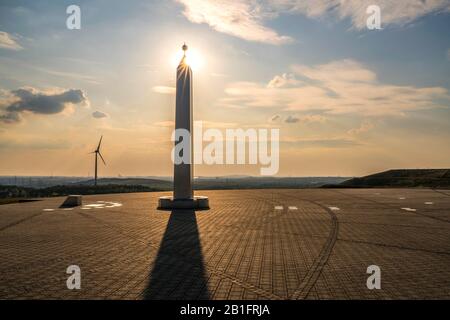 Obelisk und Sonnenuhr auf der Halde Hoheward in Herten, Ruhrgebiet, Nordrhein-Westfalen, Deutschland, Obelisk und Sonnenuhr auf Hoheward verderben Spitze i Stockfoto