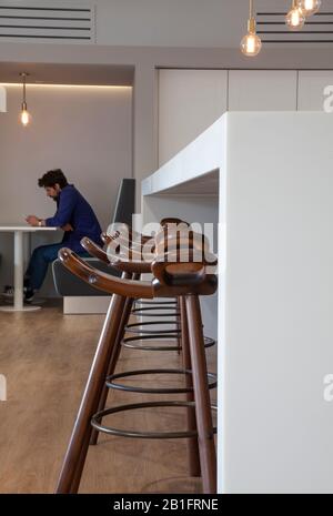 Büroangestellter in Kantine Stockfoto