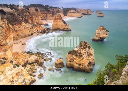 Blick auf einen trüben Morgen in Praia da Marinha. Stockfoto