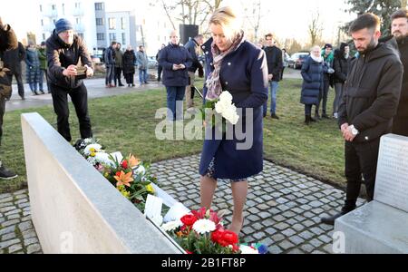 25. Februar 2020, Mecklenburg-Vorpommern, Rostock: Franziska Giffey (l, SPD), Bundesfamilienministerin, nimmt am Gedenken an den Todestag des NSU-Opfers Mehmet Turgut Teil. Neben ihr steht der Bruder des Opfers, Mustafa Turgut (r). Mehmet Turgut (25) wurde 2004 in einem Imbiss im Stadtteil Toitenwinkel von der sogenannten Nationalsozialistischen U-Bahn (NSU) erschossen. Foto: Bernd Wüstneck / dpa-Zentralbild / dpa Stockfoto