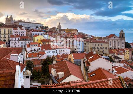 Blick auf die Dächer von Lissabon, das alte Kloster von São Vicente de Fora und die Kuppel der Kirche Santa Engrácia von Miradouro Alfama Stockfoto