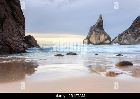 Sonnenuntergang am Strand von Praia da Ursa, mit den riesigen Felsbrocken Ursa und Gigante. Cabo da Roca, Colares, Sintra, Portugal, Europa. Stockfoto