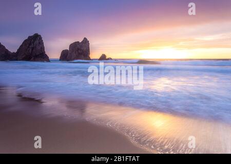 Sonnenuntergang am Strand von Praia da Ursa, mit den riesigen Felsbrocken Ursa und Gigante. Cabo da Roca, Colares, Sintra, Portugal, Europa. Stockfoto