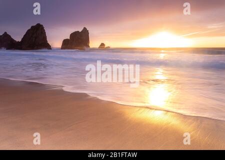 Sonnenuntergang am Strand von Praia da Ursa, mit den riesigen Felsbrocken Ursa und Gigante. Cabo da Roca, Colares, Sintra, Portugal, Europa. Stockfoto