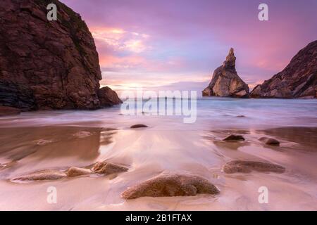 Sonnenuntergang am Strand von Praia da Ursa, mit den riesigen Felsbrocken Ursa und Gigante. Cabo da Roca, Colares, Sintra, Portugal, Europa. Stockfoto