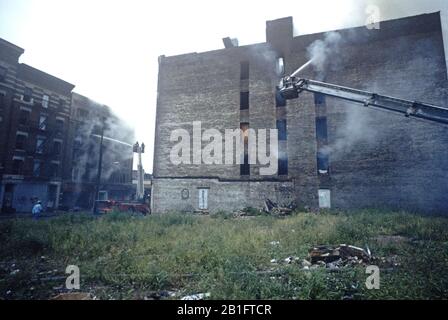 New York Ciy Fieman bekämpft Feuer in Mietshäusern, South Bronx, New York City Stockfoto