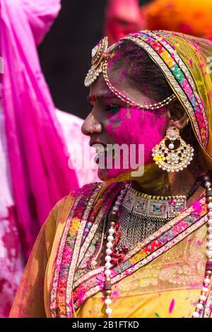 Jaipur, INDIEN - 21. MÄRZ 2019: Volkstänzer, die auf dem Dhulandi-Festival auftreten. Ein Holi "Festival of Color"-Event. Stockfoto