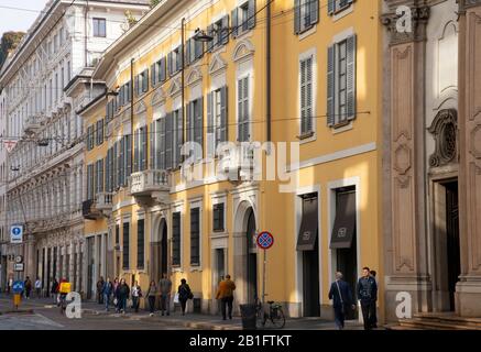 Klassische Altbauten mit Fensterläden und Balkons entlang Der Via Alessandro Manzoni in Mailand, Lombardei, Italien Stockfoto