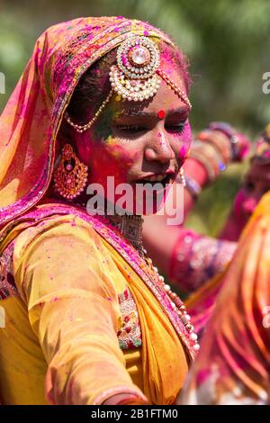 Jaipur, INDIEN - 21. MÄRZ 2019: Folktänzer, die auf dem Dhulandi Festival auftreten - ein Holi 'Festival of Color' Event. Stockfoto