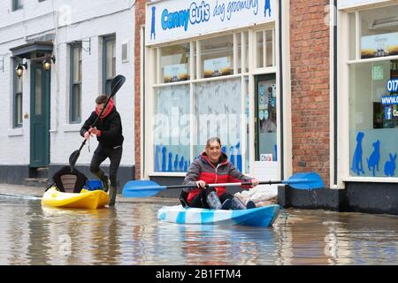 Shrewsbury, Shropshire, Großbritannien - Dienstag, 25. Februar 2020 - EIN Paar bringt mit ihren Kanus in den überfluteten Stadtteil Coleham in der Stadt zum Hochwasserwasser. Der Fluss Severn wird später heute seinen Höhepunkt erreichen, und für Shrewsbury gilt derzeit eine "Severn Flood Warning". Foto Steven May / Alamy Live News Stockfoto