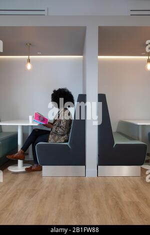 Büroangestellter in Kantine Stockfoto