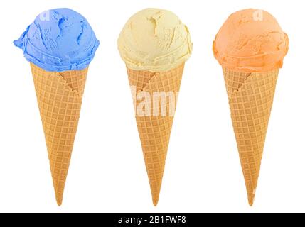 Satz von Eis in der Waffel Kegel auf weißem Hintergrund. Stockfoto