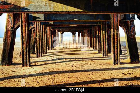 Unter dem alten Pier in Lytham St Annes, Lancashire, England, Großbritannien Stockfoto