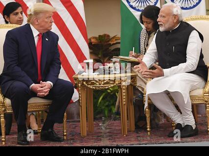 Neu-Delhi, Indien. Februar 2020. US-Präsident Donald Trump (L) und der indische Premierminister Narendra Modi treffen sich am Dienstag, 25. Februar 2020 im Hyderabad-Haus in Neu-Delhi, Indien. Trump beendete seinen zweitägigen Besuch in Indien. Foto von Raj Patel/UPI Credit: UPI/Alamy Live News Stockfoto