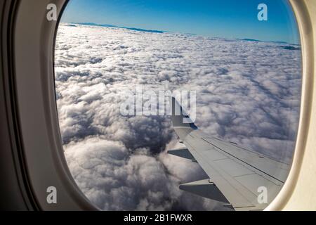 Oaxaca, Mexiko - Der Blick von einem Jet der American Airlines, der über Wolken über Oaxacas zentralen Lügen fliegt. Stockfoto