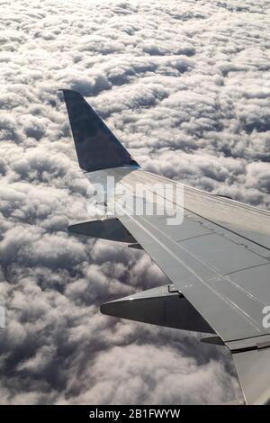 Oaxaca, Mexiko - Der Blick vom Flügel eines Flugzeugs der American Airlines, der über Wolken fliegt. Stockfoto