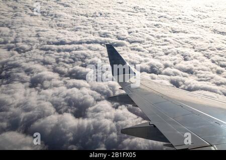 Oaxaca, Mexiko - Der Blick vom Flügel eines Flugzeugs der American Airlines, der über Wolken fliegt. Stockfoto