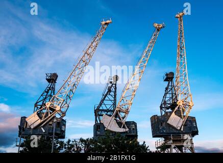 Leith, Edinburgh, Schottland, Großbritannien. Februar 2020. UK Wetter: Sonnenschein beleuchtet die stillgelauften Stothert & Pitt Krane in Leith Docks Stockfoto