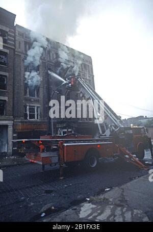 New York Ciy Fieman bekämpft Feuer in Mietshäusern, South Bronx, New York City Stockfoto