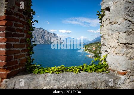 Blick auf den Gardasee von der alten Burg Stockfoto